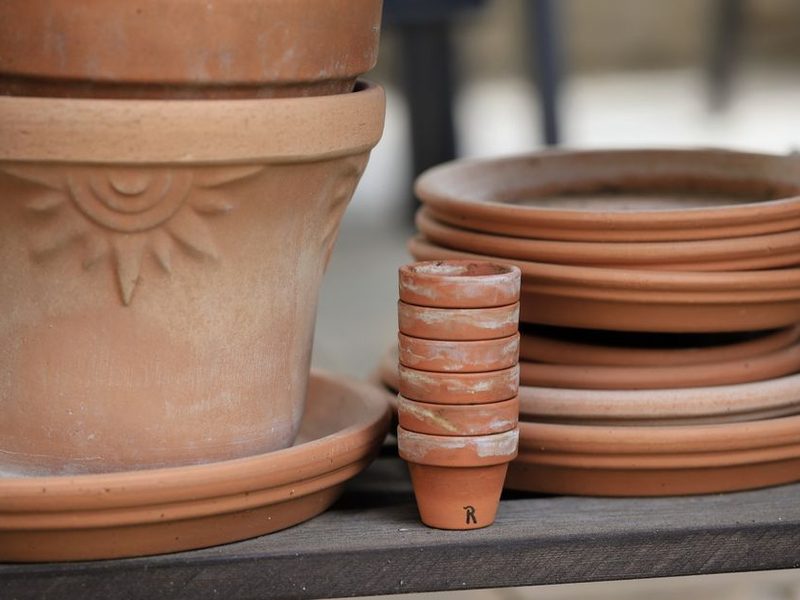 Pila de macetas de barro cocido